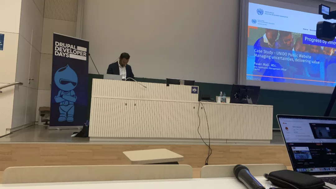 Pavan, at the podium of the University of Vienna, is delivering his session.
