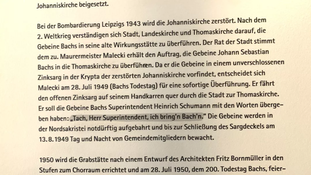 "Tach, Herr Superintendent, ich bing'n Bach". Information am Bach Grab in der Thomaskirche.